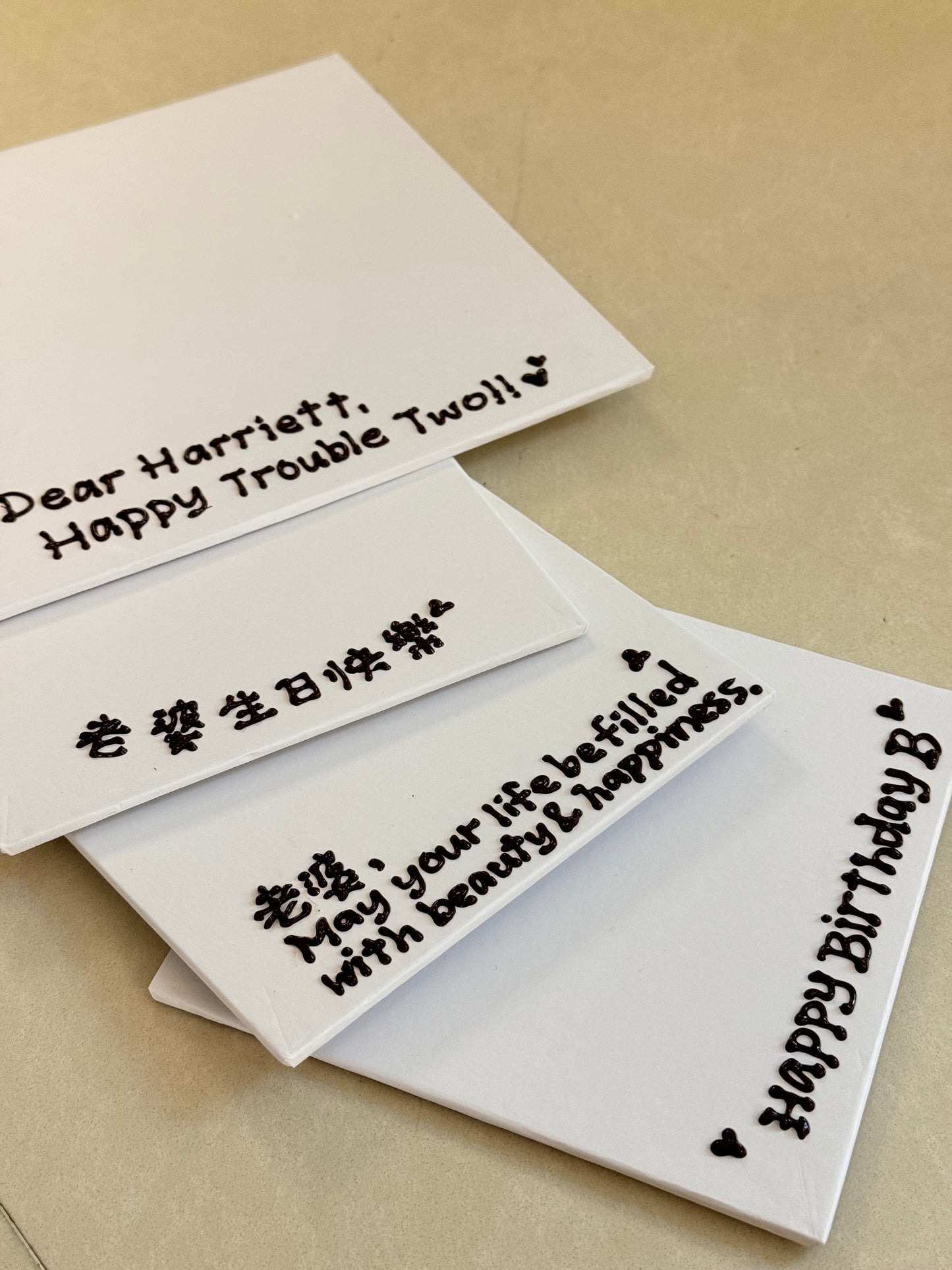 手寫生日牌、蠟燭及升級透明包裝盒